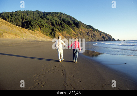 Zwei liebende Hände während an einem Strand in der Nähe von Port Orford Oregon Stockfoto