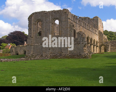 BUILDWAS SHROPSHIRE England UK August Ruinen von Buildwas Abbey erbaut 1135 als eine Zisterzienser-Abtei von St Mary und Str. Tschad Stockfoto