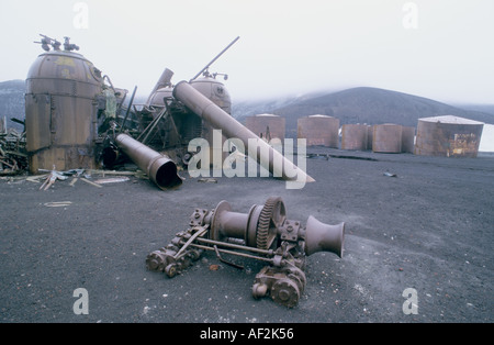 Rosten Walfang Ausrüstung Winden Kessel und tanks am Strand von Whalers Bay Deception Island Antarktis Stockfoto