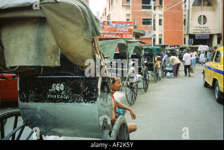 Eine Linie von Rikschas Puller wartet auf Kunden in Kalkutta Stockfoto