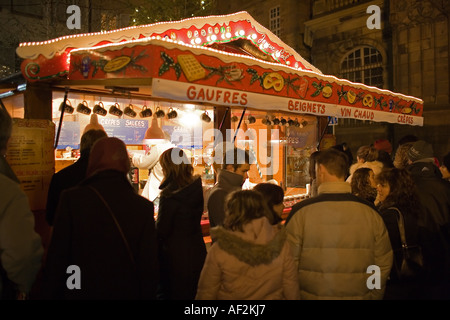 Glühwein, Waffeln und Pfannkuchen stall, Weihnachtsmarkt "Christkindelsmärik", Straßburg, Elsass, Frankreich Stockfoto