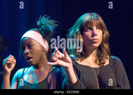 Zwei Mitglieder einer Jugendgruppe Theater auf der Bühne während der Proben, London, UK. Stockfoto