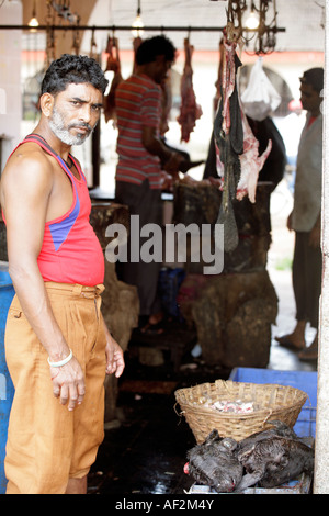 Halal Metzger vor Ladengeschäft die Hammel- und Schaffleisch exklusiv verkauft. Margao New Market in Goa Indien. Stockfoto