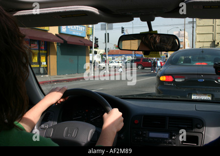 Zwei Hände am Lenkrad während der Fahrt Stockfoto