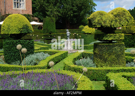 Gepflegten Hecken und topiary Garten des Great Fosters Hotel, Egham, Surrey, England, Vereinigtes Königreich Stockfoto