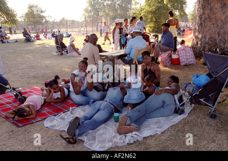 Erweiterte Familie picknicken und entspannen im Brockwell Park im Sommer. Stockfoto