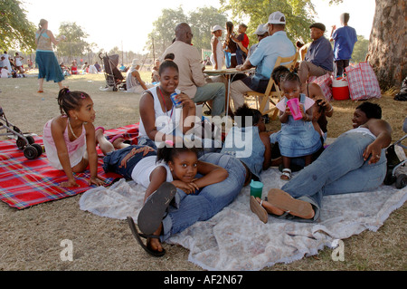 Erweiterte Familie picknicken und entspannen im Brockwell Park im Sommer. Stockfoto