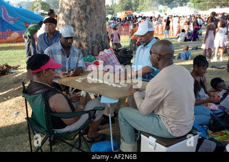 Westindische Männer spielen Domino im Park an einem Sommertag. Stockfoto