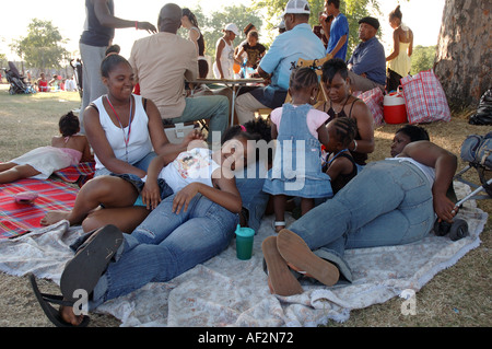 Erweiterte Familie picknicken und entspannen im Brockwell Park im Sommer. Stockfoto