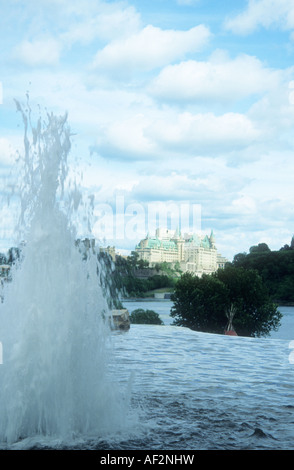 Distingtive Türmchen und Gründach des Fairmont Château Laurier Luxushotels gesehen über den Fluss Ottawa, Ottawa, Kanada Stockfoto