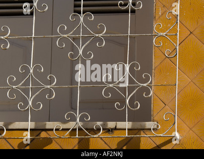 Schmiedeeiserne Gitter und Azulejos Maranhão São Luis Brasilien Stockfoto