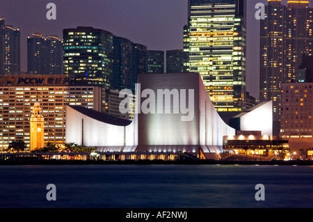 Das Hong Kong Cultural Centre & Clocktower bei Nacht, Tsim Sha Tsui, Kowloon, Hong Kong, China Stockfoto