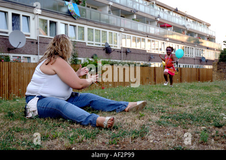 Kaukasische Mutter mit gemischter Herkunft Kind lebt in Aylesbury Estate Sozialwohnungen in South London Peckham. Stockfoto