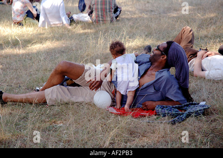 Schwarze Vater und Sohn, entspannen und spielen im Park im Süden von London. Stockfoto