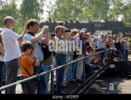 Fotografen auf der Drehscheibe in das Eisenbahnmuseum Bochum-Dahlhausen, Deutschland.  (Blick auf Bild nicht. AEPWTJ) Stockfoto