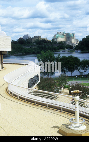 Distingtive Türmchen und Gründach des Fairmont Château Laurier Luxushotels gesehen über den Fluss Ottawa, Ottawa, Kanada Stockfoto