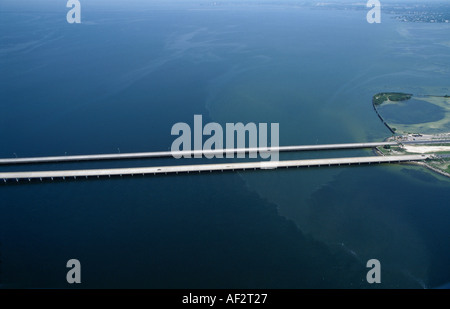 BLICK VOM HUBSCHRAUBER DER AUTOBAHN ÜBER MEER IN DER NÄHE VON ST. PETERSBURG FLORIDA USA Stockfoto