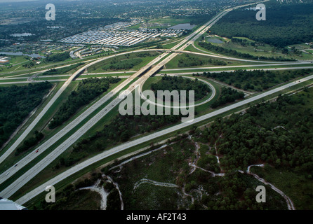 BLICK VOM HUBSCHRAUBER DER AUTOBAHNANSCHLUSS IN DER NÄHE VON ST. PETERSBURG FLORIDA USA Stockfoto