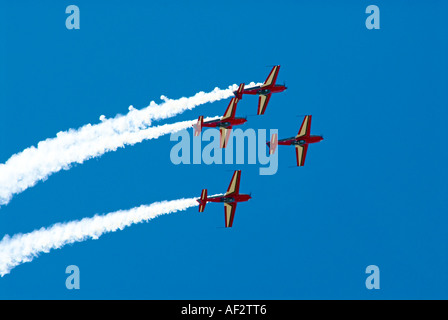 Walter Extra EA300 Flugzeuge der Royal Jordanian Falcons setzen Sie auf eine Anzeige an die 2006 Royal International Air Tattoo Stockfoto