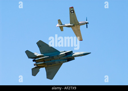 Ein WW2 P51 Mustang fliegen in Formation mit einer F15 Eagle an der Royal International Air Tattoo 2006 in Fairford Gloucestershire Stockfoto