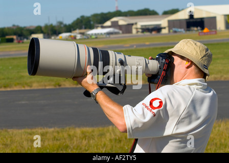 Ein Fotograf bei der Royal International Air Tattoo RIAT in Fairford Gloucestershire Juli 2006 Stockfoto