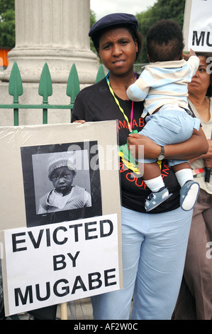 Frau mit Baby protestieren in London gegen Mugabe Regime von Menschen, die vor kurzem geräumt. Stockfoto