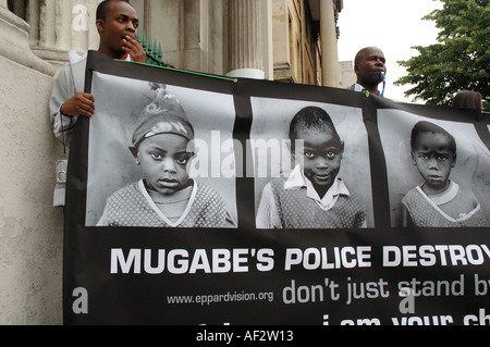 Protest in London gegen Mugabe Regime von Menschen, die vor kurzem geräumt. Stockfoto