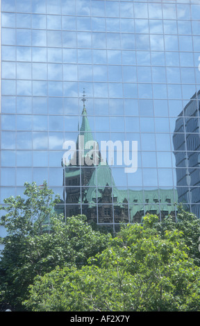 Die unverwechselbare Architektur und grüne Kupferdach macht Kanadas Parlamentsgebäude in Ottawa, der Hauptstadt, ein beeindruckender Anblick Stockfoto