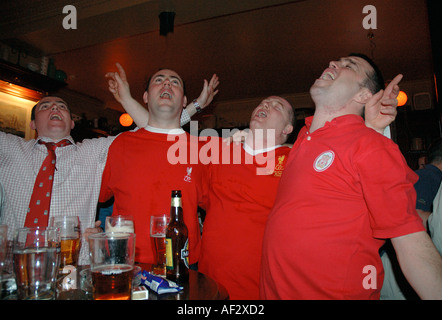 Gruppe der Liverpooler Fans beobachten Fußballspiel im örtlichen Pub. Juni 2005 gewannen sie UEFA Champions League gegen AC Mailand. Stockfoto