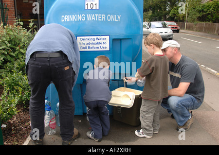 Menschen Sie sammeln Wasser aus einem Bowser während der 2007-Überschwemmungen in Longford Gloucester Stockfoto