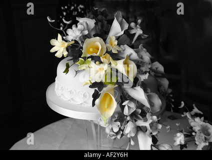 Hochzeitstorte in schwarz und weiß mit Zucker Blumen in Farbe Stockfoto