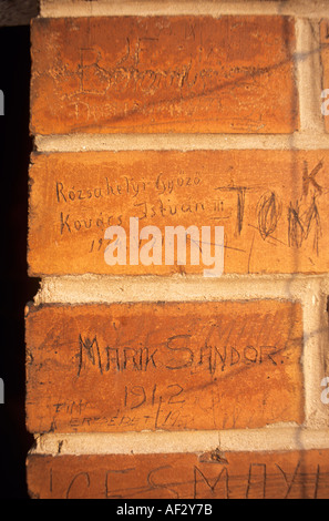 Szeged, Ungarn, Voitive Kathedrale von Szeged, Dom-Platz vor dem 2. Weltkrieg Grafitti auf kürzlich wiedereröffneten Turm Stockfoto