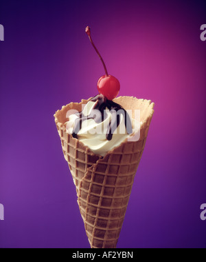 Frozen Yogurt Waffel Kegel w/Hot Fudge und Kirsche Stockfoto