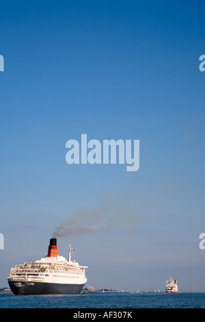 Queen Sie Elizabeth 2 verlassen Southampton Wasser Hampshire England zeigt Wolke von Rauch aus ihrem Trichter Stockfoto