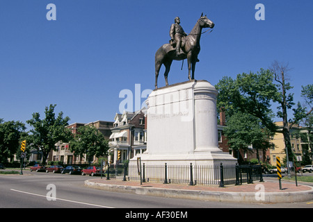 Eine Statue von Stonewall Jackson an Bord sein Pferd auf einer Straße in Richmond Virginia Stockfoto