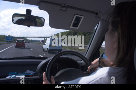 Autofahrerin auf der Autobahn im Auto Foto Stockfoto