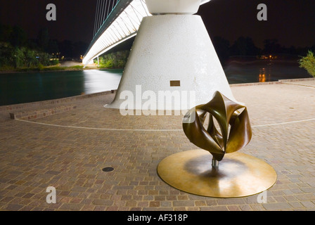 Gedenktafel und Bronze-Skulptur an der Sonnenuhr-Brücke an der Turtle Bay Redding California Stockfoto
