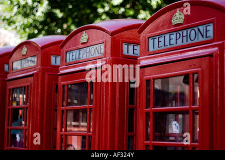 Eine Reihe von roten Telefonzellen in London, England. Stockfoto