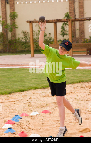 Schulmädchen werfen erschossen Putt am Schulsporttag Stockfoto