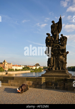 Ein Mann betteln auf der Prager Karlsbrücke. Tschechische Republik Stockfoto