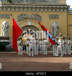 Chinesische Marine Band spielen und marschieren bei einem Freundschaftsbesuch in St.Petersburg Russland Stockfoto