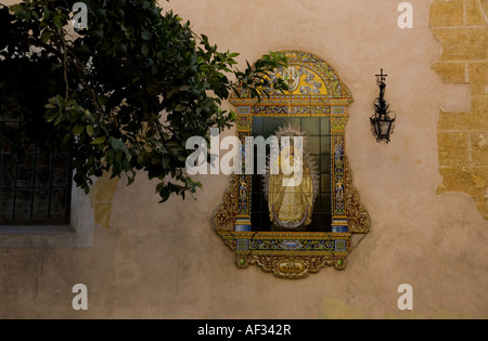 Eine keramische Gedenktafel der Madonna an der Fassade einer Wand, in einer Straße von Sevilla Stockfoto