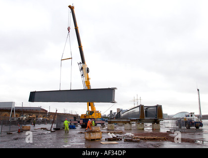 Kran heben große Stahlkonstruktion. © Copyright Carsten Flieger 2006 Stockfoto