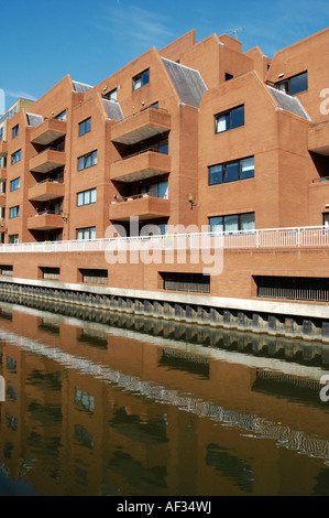 Moderne rotem Ziegelstein Wohnhäuser neben Kennet und Avon Kanal Reading Berkshire England Stockfoto