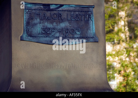 Stein Plynth mit T Major Lester Namen in Kupfer Stockfoto