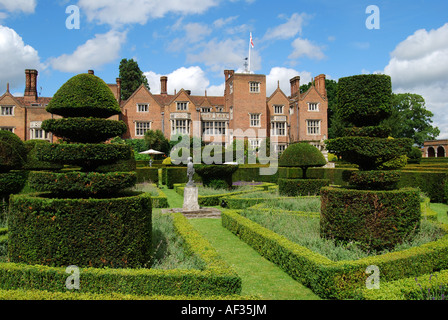 Gepflegten Hecken und topiary Garten des Great Fosters Hotel, Egham, Surrey, England, Vereinigtes Königreich Stockfoto