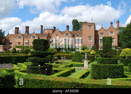 Gepflegten Hecken und topiary Garten des Great Fosters Hotel, Egham, Surrey, England, Vereinigtes Königreich Stockfoto