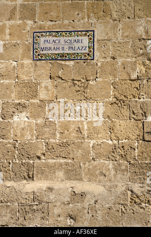 Straßennamen auf der Wand, der Großmeisterpalast, Valletta, Malta. Stockfoto