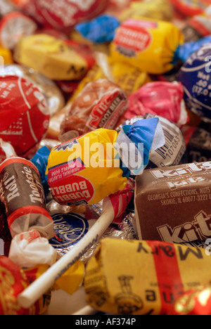 Eine Auswahl an einzeln verpackte Portion Süßigkeiten Stockfoto