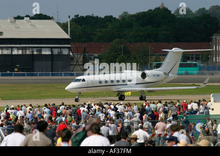 Business-Jet und Zuschauer Stockfoto